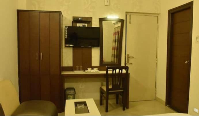 Hotel R Deluxe "Couple Friendly Vaccinated Staff" Нью-Дели Экстерьер фото