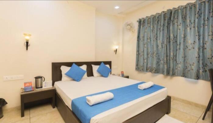 Hotel R Deluxe "Couple Friendly Vaccinated Staff" Нью-Дели Экстерьер фото