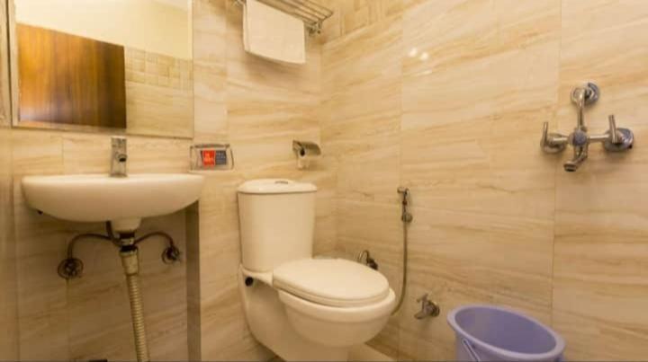 Hotel R Deluxe "Couple Friendly Vaccinated Staff" Нью-Дели Экстерьер фото