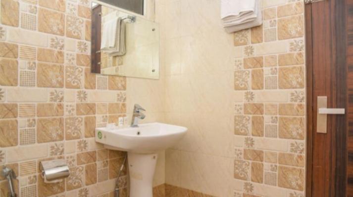 Hotel R Deluxe "Couple Friendly Vaccinated Staff" Нью-Дели Экстерьер фото