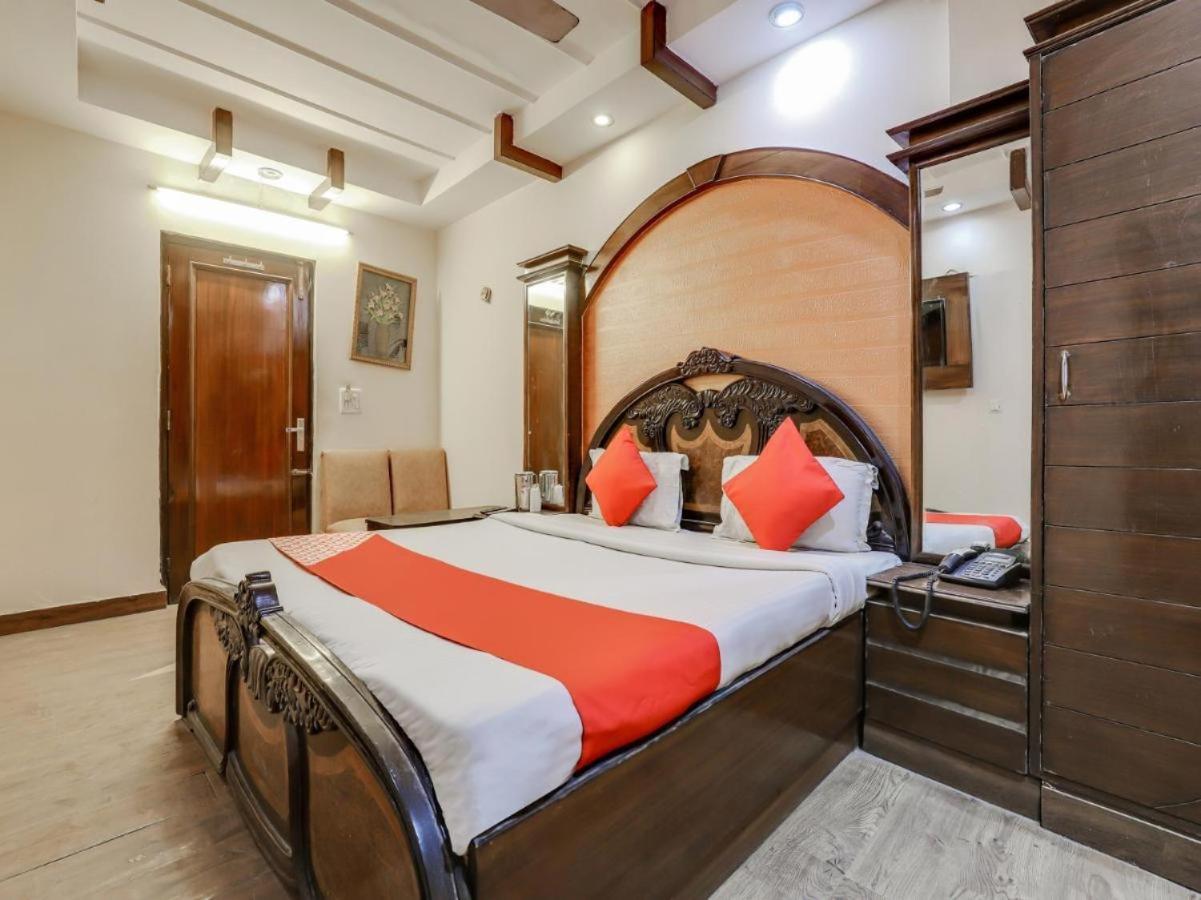 Hotel R Deluxe "Couple Friendly Vaccinated Staff" Нью-Дели Экстерьер фото