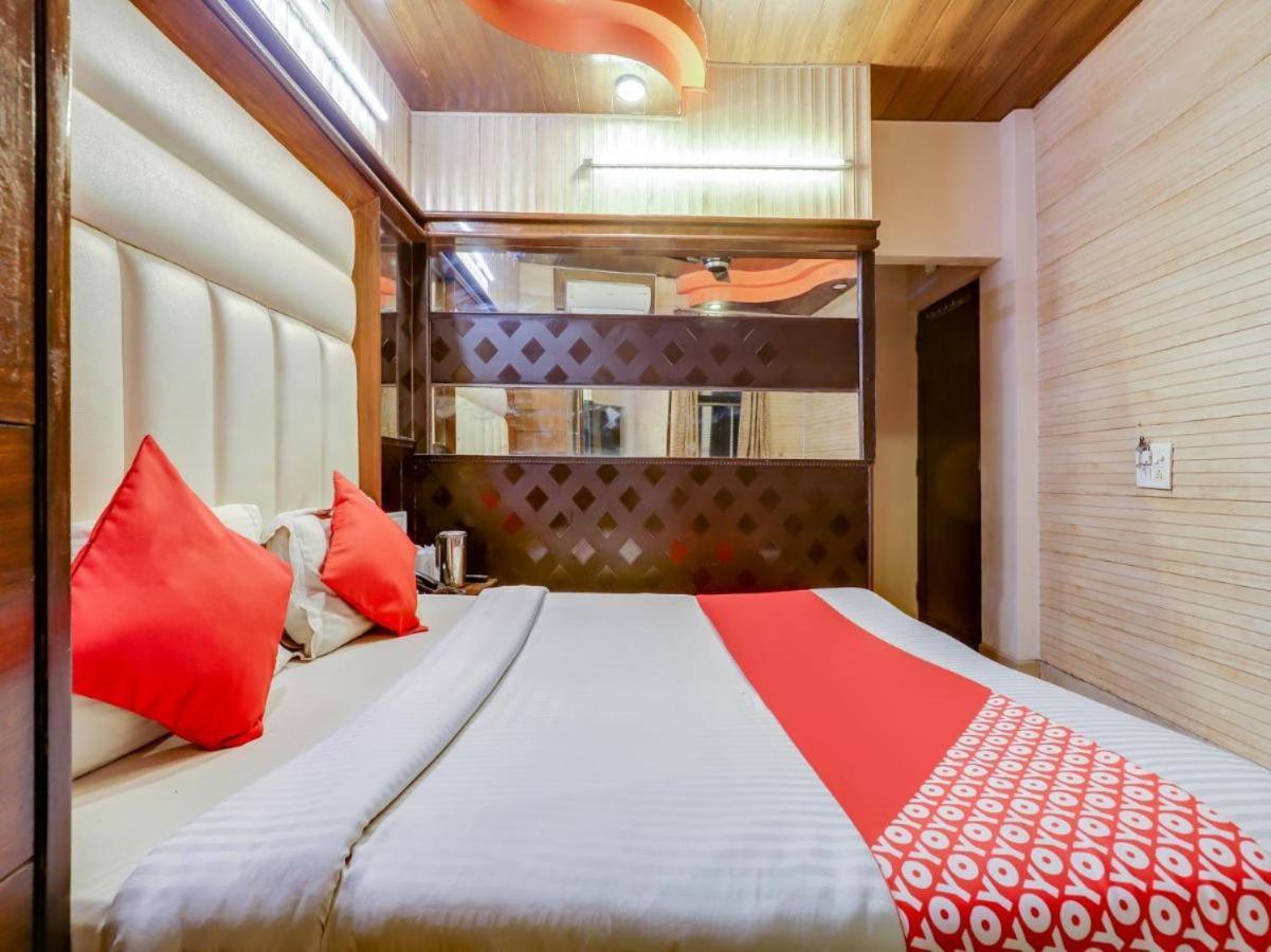 Hotel R Deluxe "Couple Friendly Vaccinated Staff" Нью-Дели Экстерьер фото