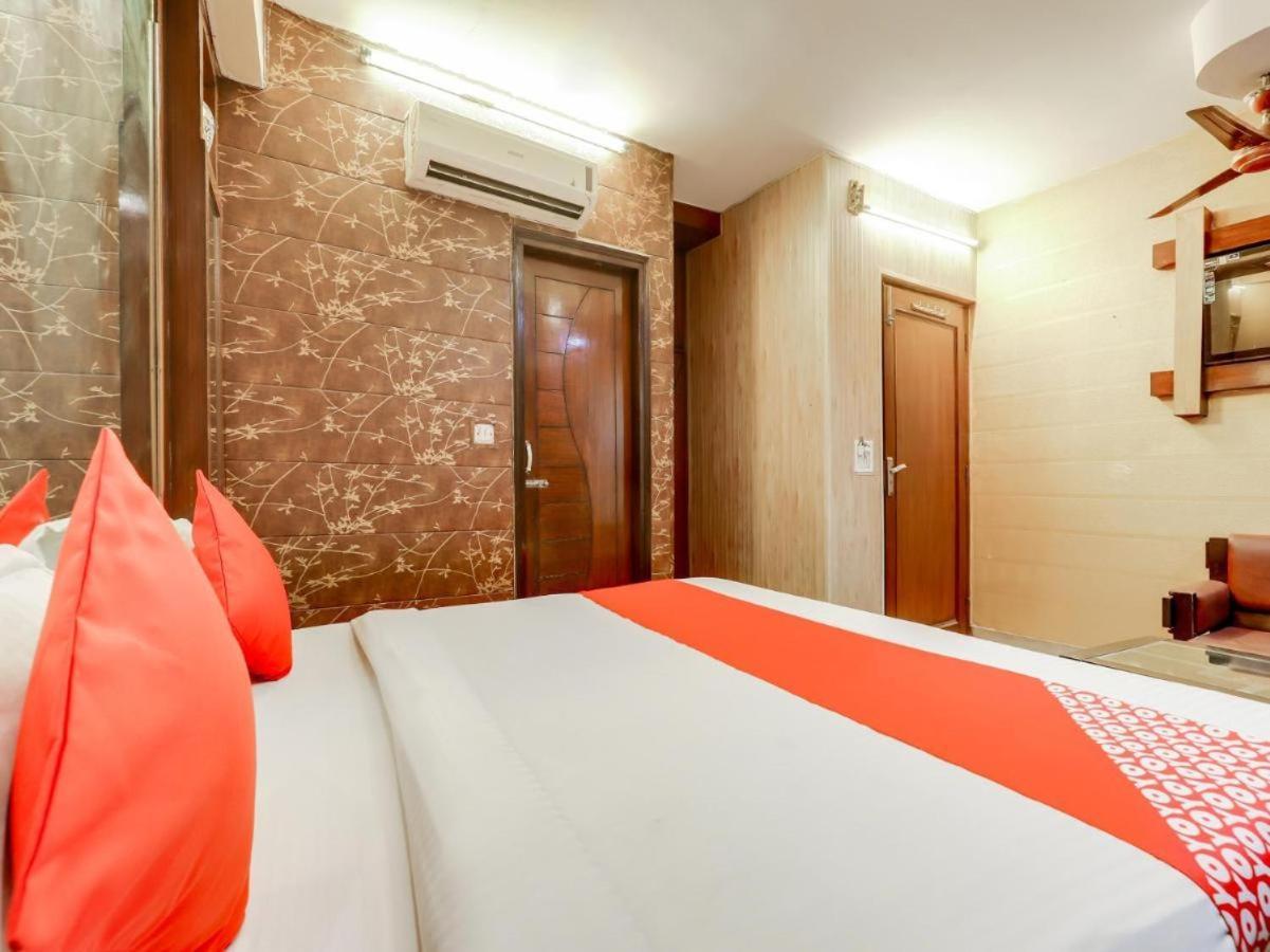 Hotel R Deluxe "Couple Friendly Vaccinated Staff" Нью-Дели Экстерьер фото