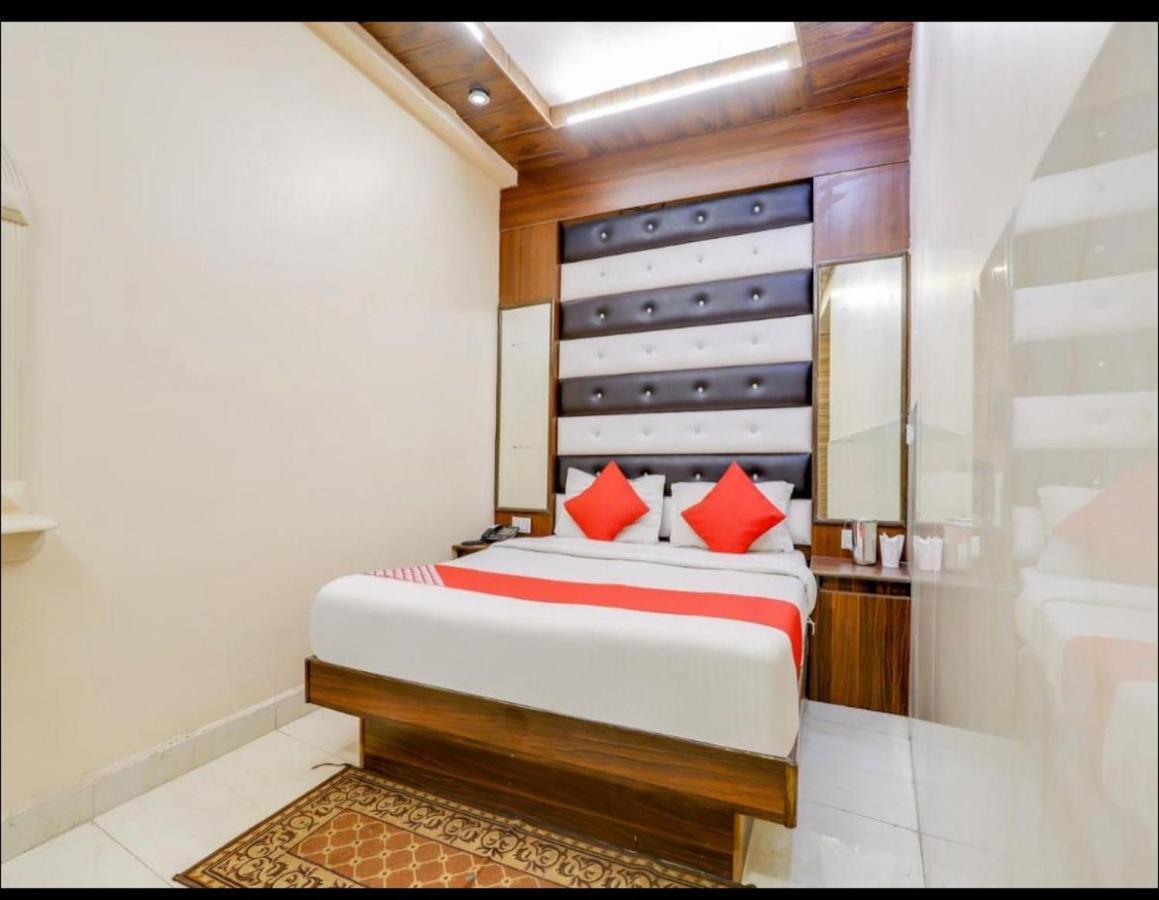 Hotel R Deluxe "Couple Friendly Vaccinated Staff" Нью-Дели Экстерьер фото