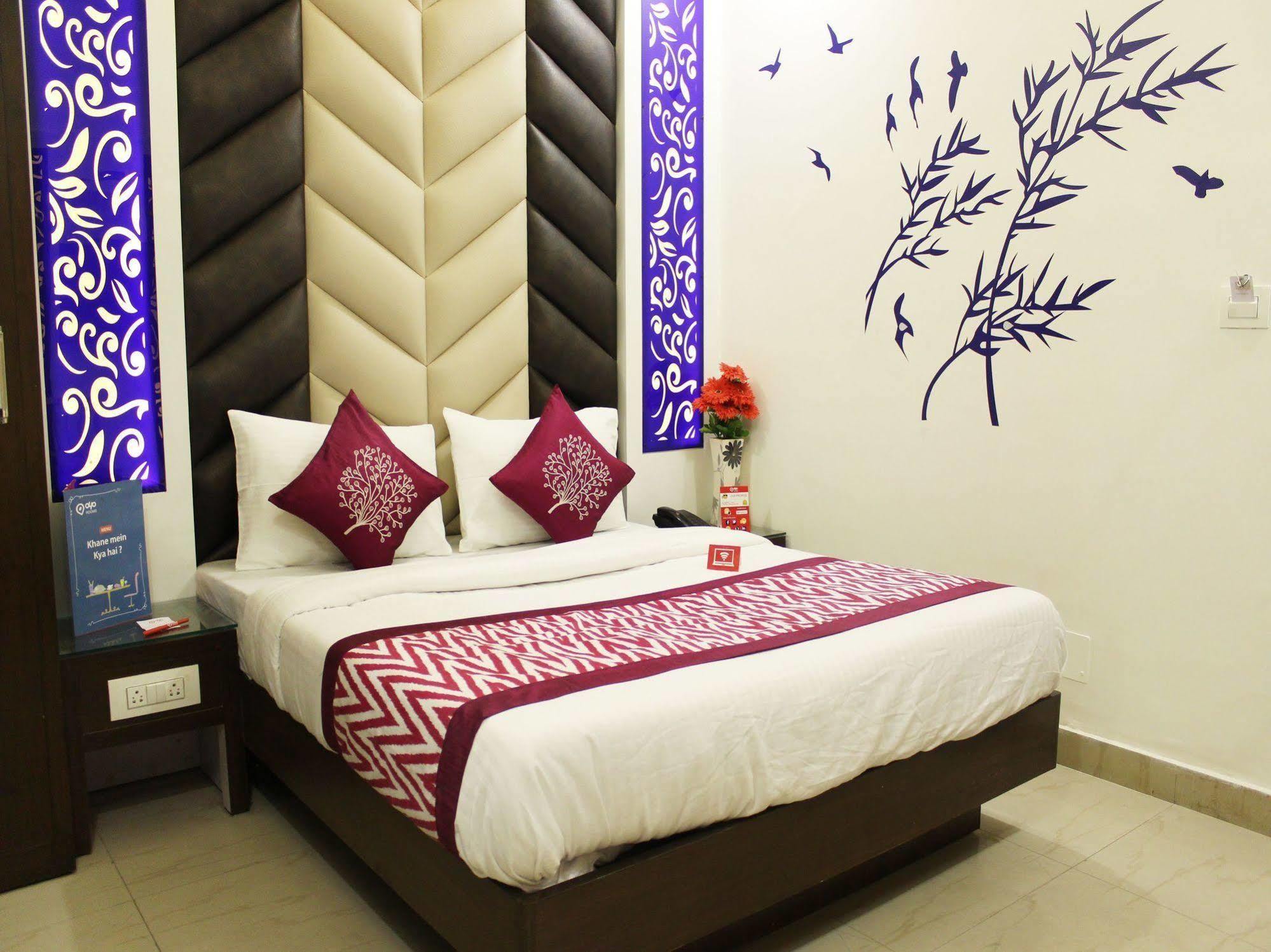 Hotel R Deluxe "Couple Friendly Vaccinated Staff" Нью-Дели Экстерьер фото